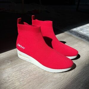DKNY red shoes stretch